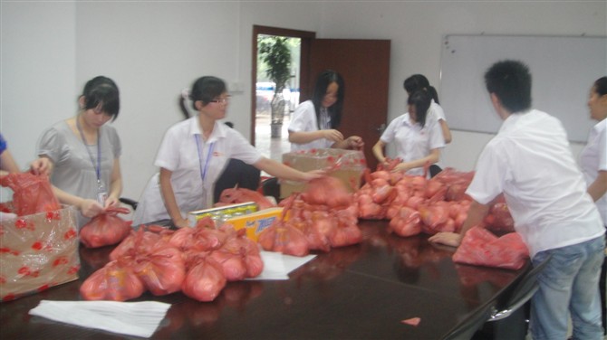 人事部工作人員為員工分裝節(jié)日禮品