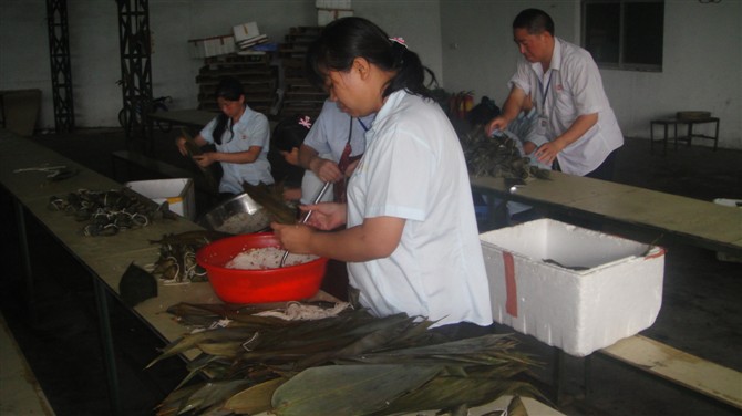 廚房工作人員在為員工包粽子