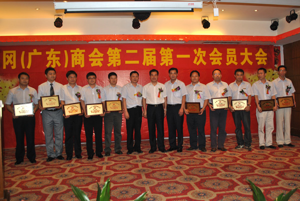 武岡市委副書(shū)記，市長(zhǎng)余孝武先生為商會(huì)領(lǐng)導(dǎo)授牌